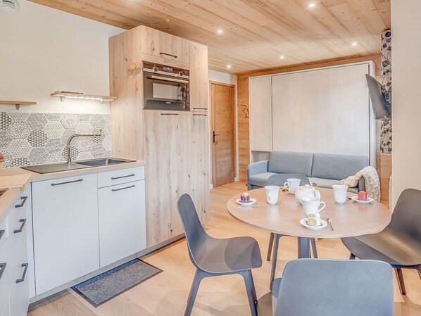 Kühlschrank, Mikrowelle, Ofen, Geschirrspüler