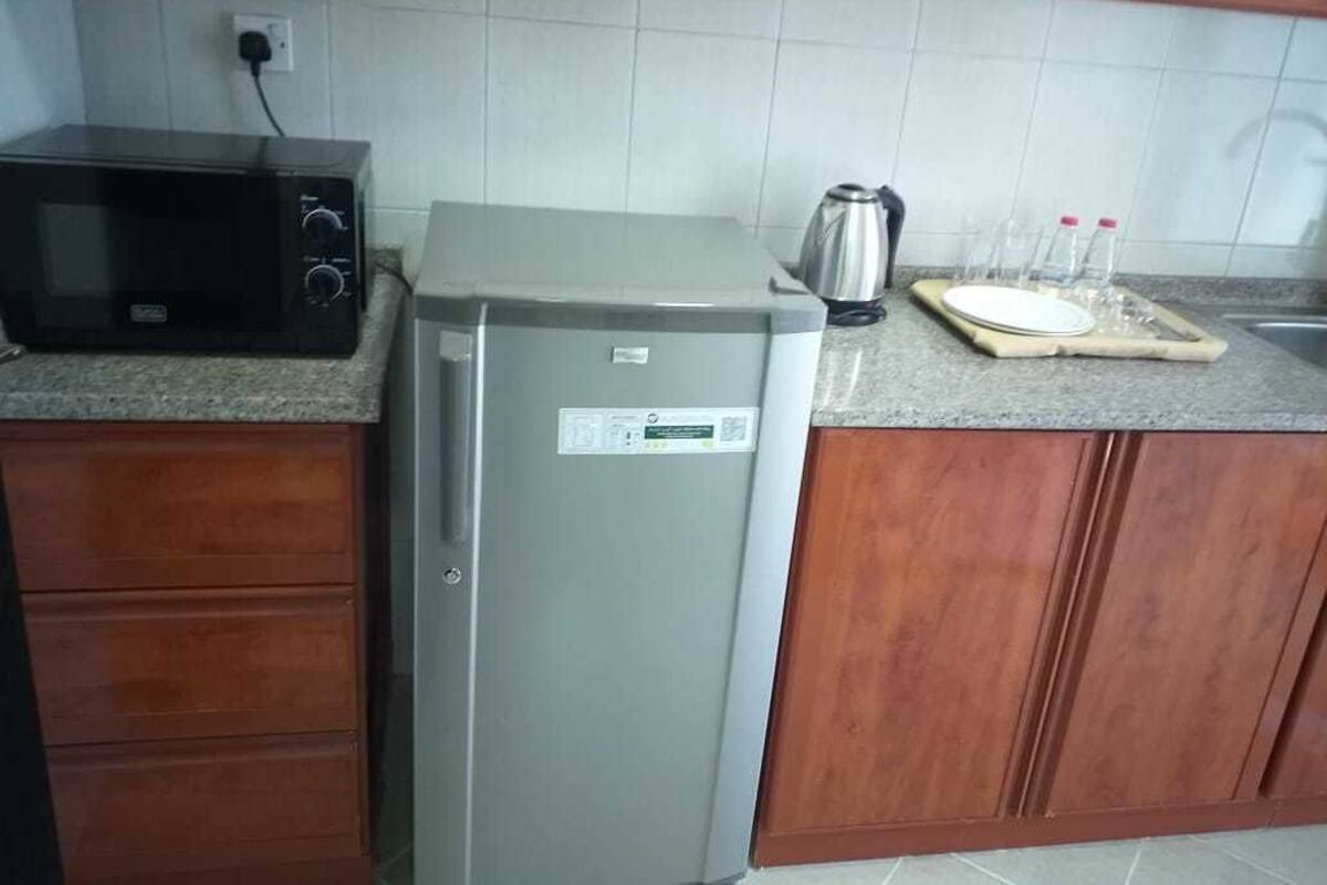 Grand réfrigérateur, batterie de cuisine, vaisselle et ustensiles