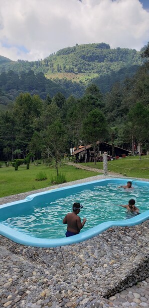 Kolam renang terbuka