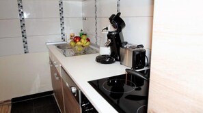 Studio Ville (Maye, incl. 60 EUR Cleaning Fee) | Cuisine privée | Grand réfrigérateur, micro-ondes, four, plaque de cuisson