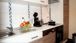Studio Ville (Maye, incl. 60 EUR Cleaning Fee) | Cuisine privée | Grand réfrigérateur, micro-ondes, four, plaque de cuisson