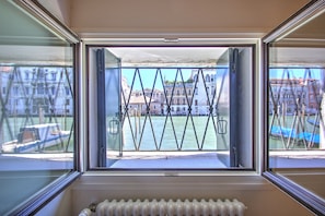 Appartement, 1 chambre, vue canal, rez-de-chaussée | Vue de la chambre