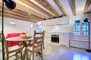 Apartamento, 1 quarto, vista para o canal, no piso térreo | Área de estar