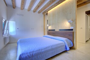 Exclusive-Apartment, 1 Schlafzimmer, Kanalblick, Erdgeschoss | 1 Schlafzimmer, Schreibtisch, kostenloses WLAN, Bettwäsche