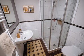 Shower, towels - Ferienwohnungen Notenbank (Weimar)