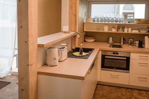 Fridge, oven, stovetop, coffee/tea maker