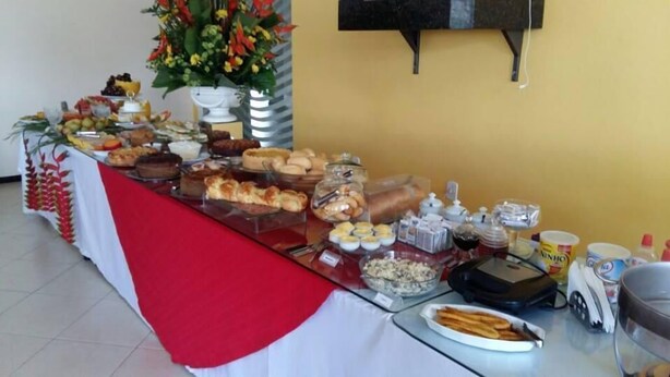 Una mesa de buffet con diversos alimentos y salsas.