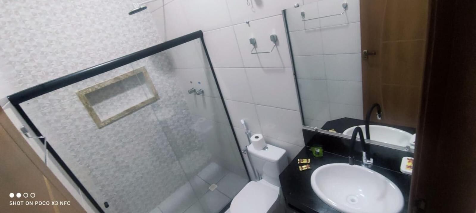 Een douche, handdoeken