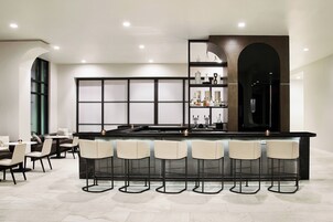 2 bares/lounges, bar na cobertura