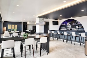 2 bares/lounges, bar na cobertura