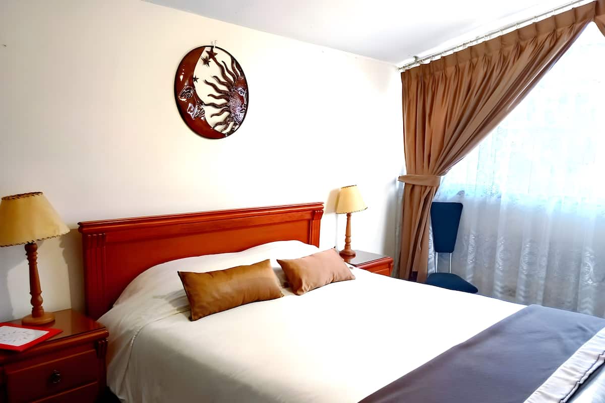 Kamar Basic, 1 Tempat Tidur Queen dengan tempat tidur Sofa, ensuite (Equinoccio) | Seprai antialergi, selimut bulu angsa, dan bantalan ekstra lembut