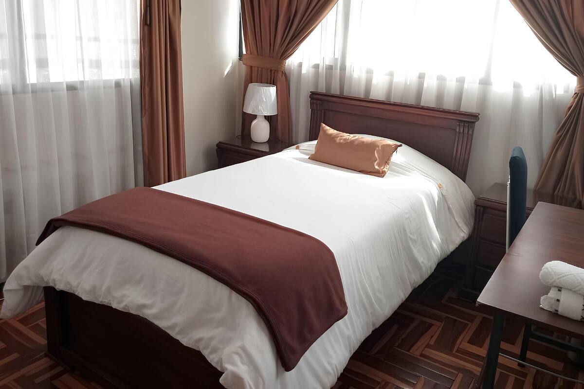 Kamar Comfort, 1 Tempat Tidur Twin, kamar mandi umum (Verano) | Seprai antialergi, selimut bulu angsa, dan bantalan ekstra lembut