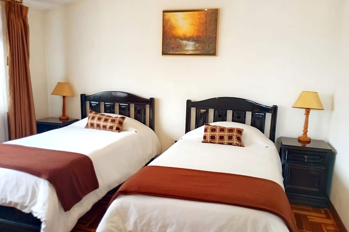 Kamar Basic, 2 Tempat Tidur Twin, kamar mandi umum (Meridiano) | Seprai antialergi, selimut bulu angsa, dan bantalan ekstra lembut