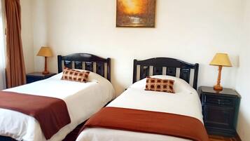 Basic Room, 2 Twin Beds, Shared Bathroom (Meridiano) | 1 bedroom, hypo-allergenic bedding, down comforters, pillowtop beds