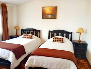 Kamar Basic, 2 Tempat Tidur Twin, kamar mandi umum (Meridiano) | Seprai antialergi, selimut bulu angsa, dan bantalan ekstra lembut