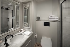 Dusj, toalettartikler (inkludert), hårføner og badekåper