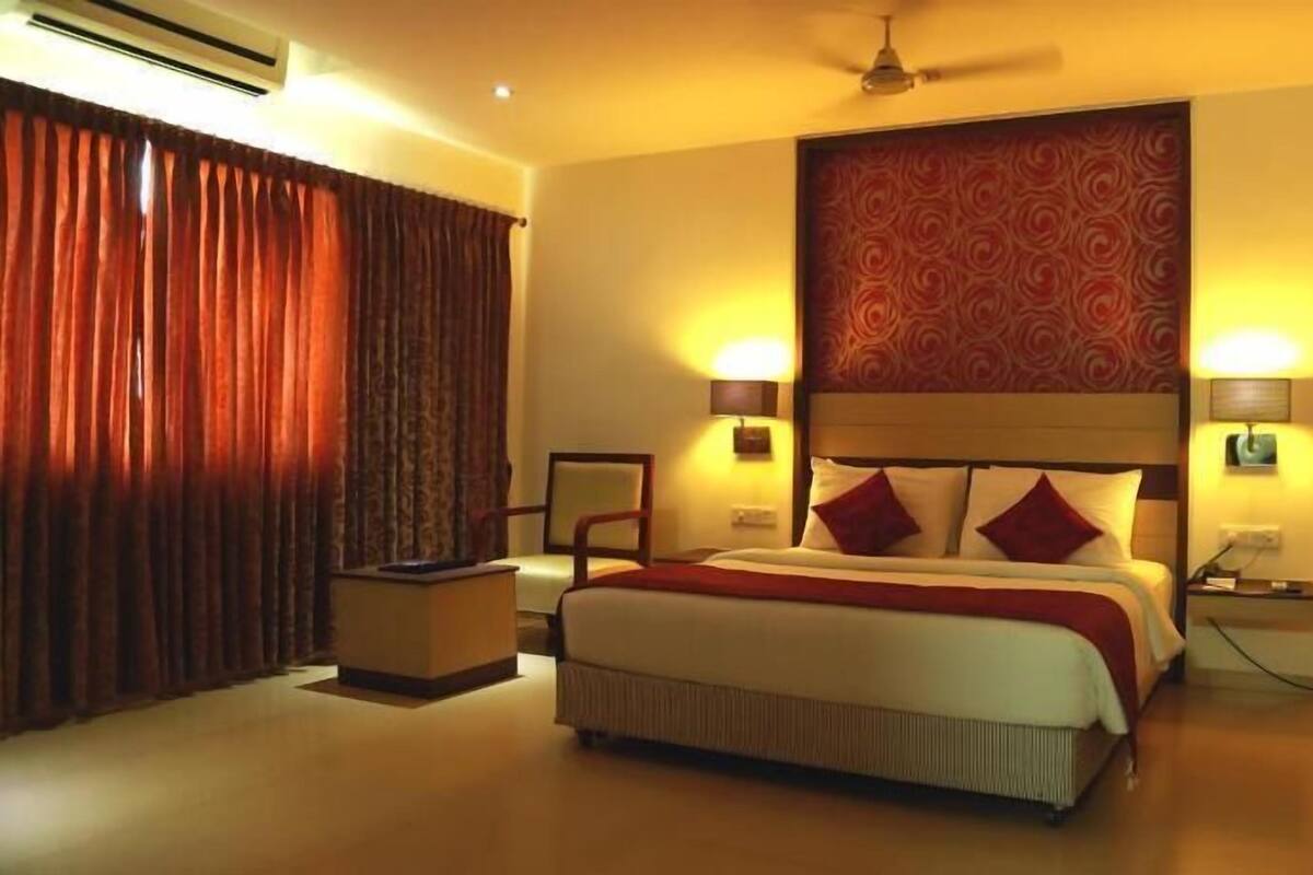 デスク、ノートパソコン用作業スペース、可動式ベッド、WiFi (無料)