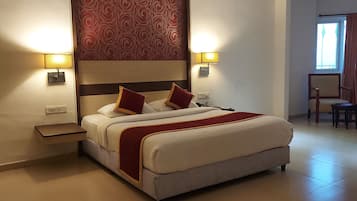 Business Studio Suite | Desk, laptop workspace, rollaway beds, free WiFi