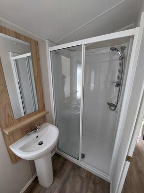 Stacaravan | Badkamer | Een douche, handdoeken, zeep, toiletpapier