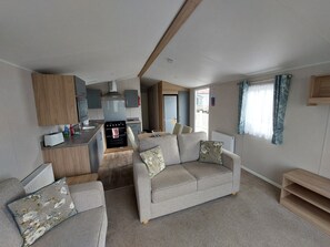 Casa rodante | Área de sala de estar | Televisión de pantalla plana y chimenea