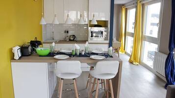 Réfrigérateur, micro-ondes, plaque de cuisson, cafetiÚre/bouilloire