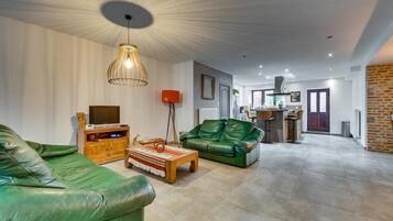 5 bedrooms, individually decorated, individually furnished, desk