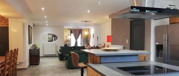 家庭單棟房屋 | 客廳 | 平面電視