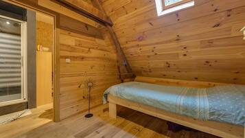 5 bedrooms, individually decorated, individually furnished, desk