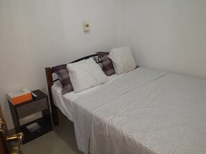 2 dormitoris, planxa i posts de planxar, wifi i roba de llit 