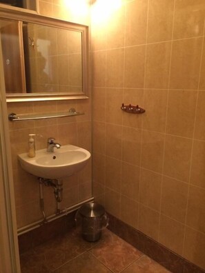 Een douche, een haardroger, handdoeken, zeep