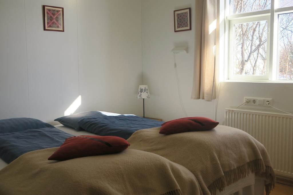 Twin kamer, gedeelde badkamer | Verduisterende gordijnen, gratis babybedden, gratis wifi, beddengoed