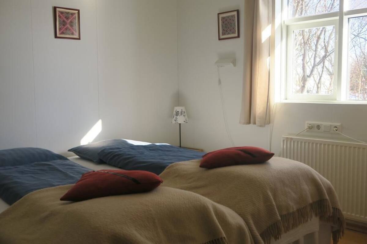 Twin kamer, gedeelde badkamer | Verduisterende gordijnen, gratis babybedden, gratis wifi, beddengoed