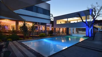 Innenpool, 2 Außenpools, Sonnenschirme