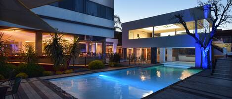 屋内プール、2 つの屋外プール、営業時間 9:00 ~ 21:00、プール パラソル