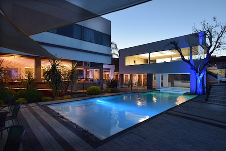 Una piscina cubierta, 2 piscinas al aire libre, sombrillas. Piazza Hotel