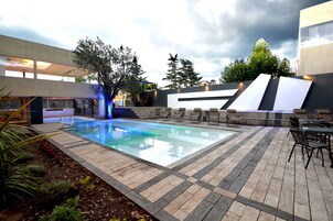 Una piscina techada, 2 piscinas al aire libre, sombrillas