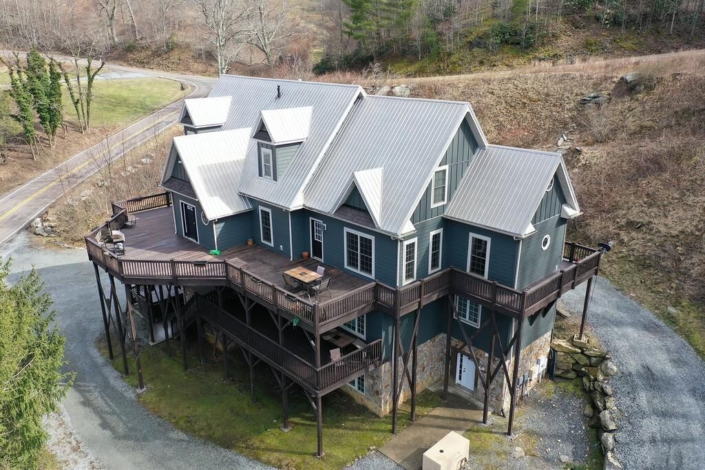 Wolf's Den -12 - 18 guests Easy Access Close to Ski Slopes and 3 miles to Boone