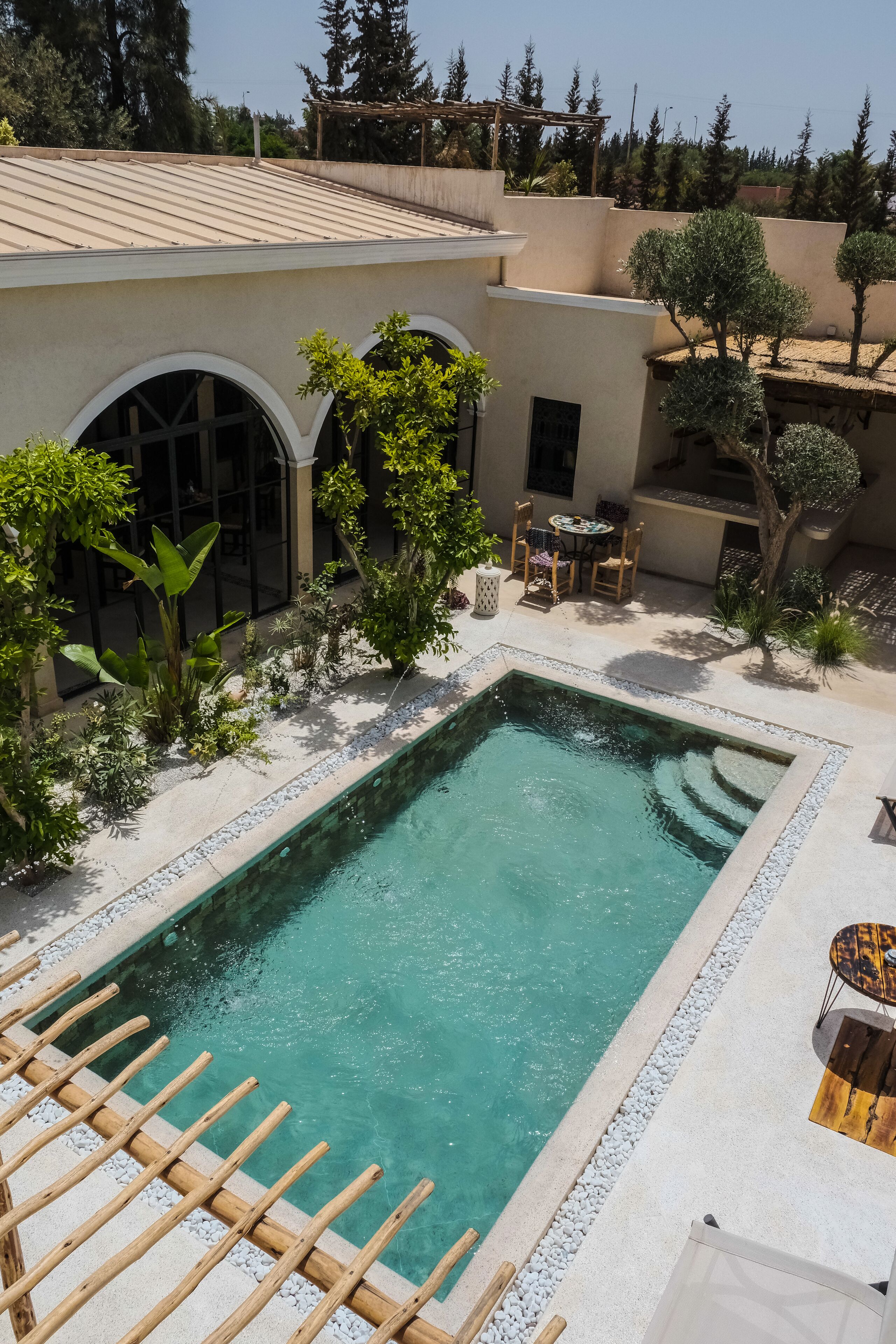 Piscina externa, espreguiçadeiras