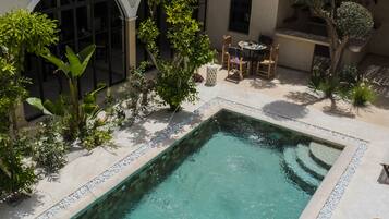 Piscina externa, espreguiçadeiras