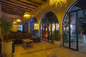 Villa privée, 5 chambres, piscine chauffée (en option) | Zona de estar | Una televisión de pantalla plana