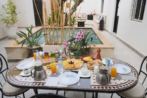 Villa privée, 2 chambres, piscine chauffée (en option) | Terassi/patio