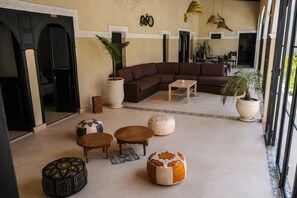 Villa privée, 5 chambres, piscine chauffée (en option) | Zona de estar | Una televisión de pantalla plana