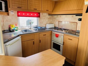 Mobil enhet för familj - 3 sovrum | Eget kök | Kylskåp, ugn, spishäll och vattenkokare