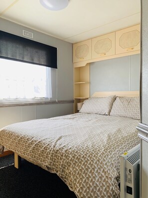 Festival 6 Berth | 3 bedrooms, iron/ironing board, bed sheets - Fantasy Island Caravan Hire (Skegness)