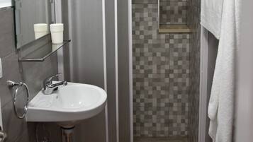 Tweepersoonskamer, privébadkamer (with terrace) | Badkamer | Een douche, handdoeken, zeep, shampoo