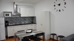 Espresso maker, full-sized fridge, microwave, stovetop - Quintana Rooms (Aguimes)