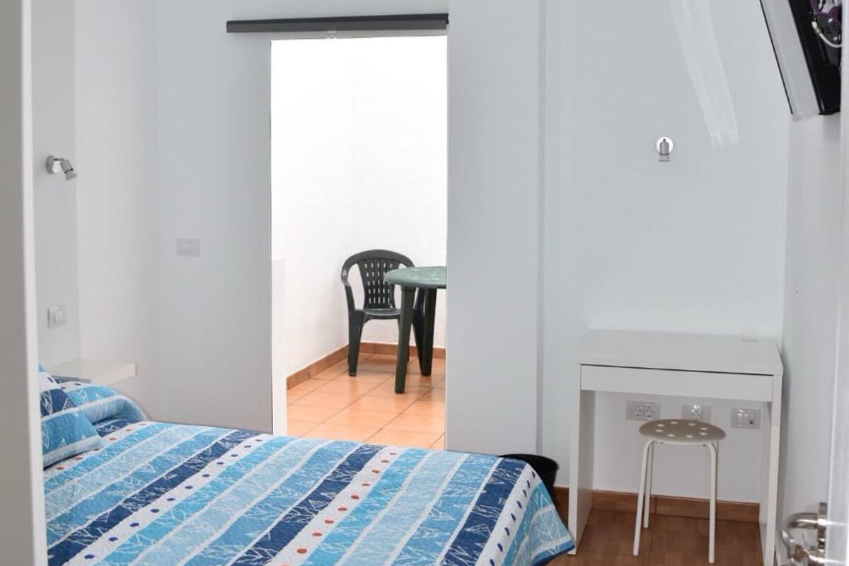 Habitación doble, baño compartido (with terrace) | Wifi gratis y ropa de cama