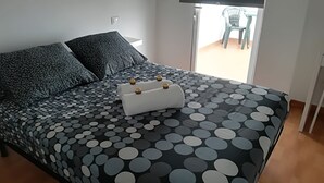 Double Room, Shared Bathroom (with terrace) | Free WiFi, bed sheets - Quintana Rooms (Aguimes)