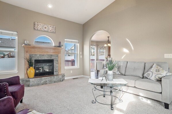 Smart TV, fireplace, video games, DVD player - Discover history close by! Spacious 5-bedroom home, easy access to Mt Rushmore (Rapid City)