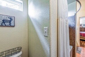 浴槽、ヘアドライヤー、タオル